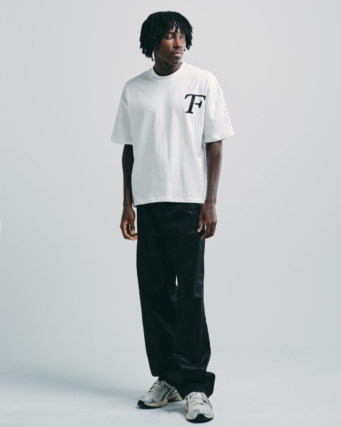 Model wearing white lightweight jersey t-shirt, styled casually for everyday comfort.